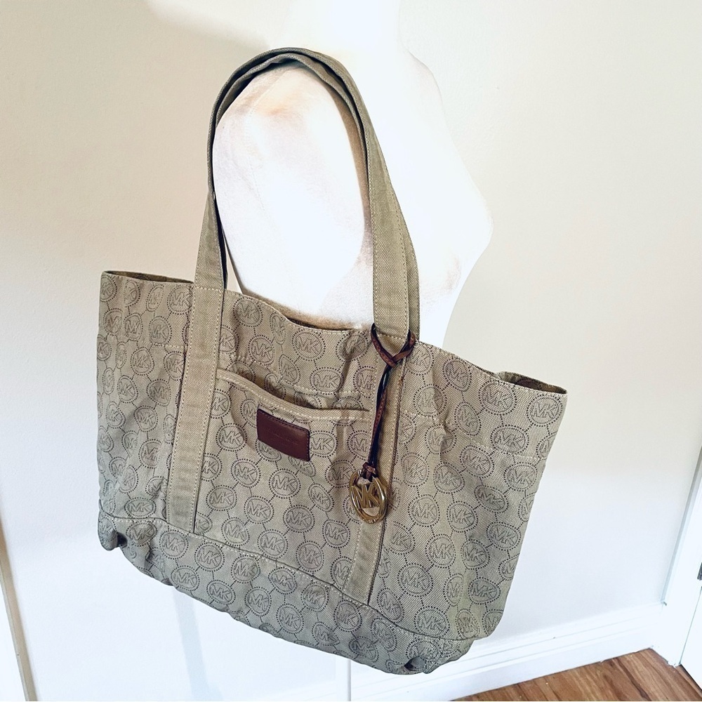 Original Michael Kors Canvas Large Tote Bag – Stylish & Functional! 👜✨ - Picture 6 of 9